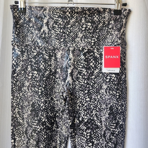New Spanx Faux Leather Grey Snake Shine Leggings Size M - Picture 4 of 8